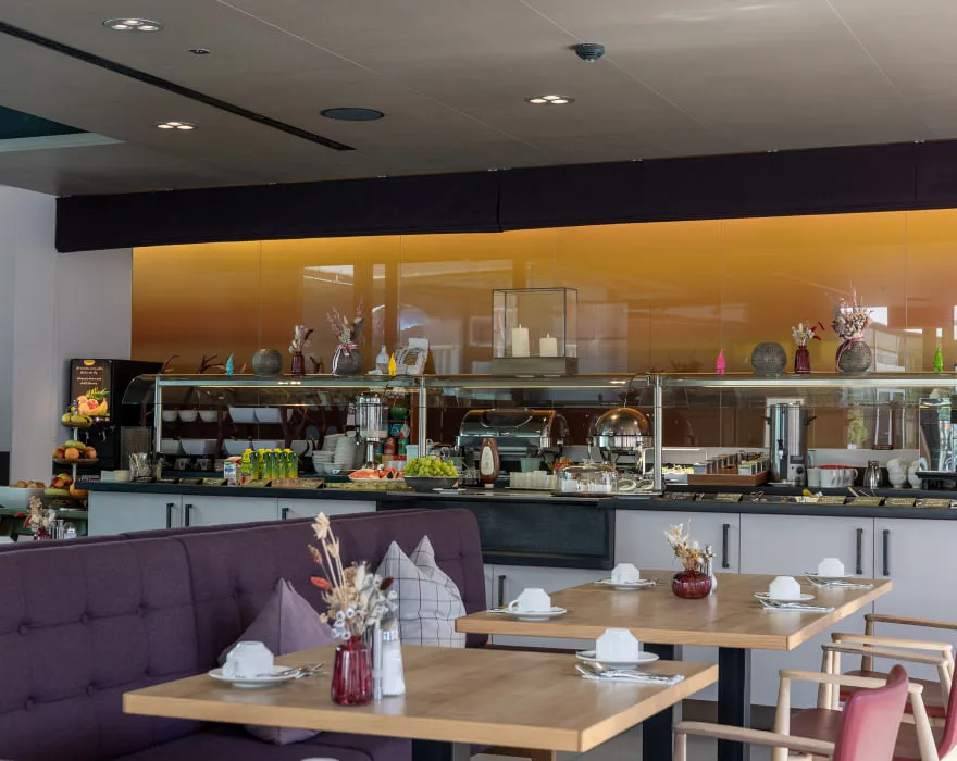 Moderne Caféansicht mit Buffet und Tischen