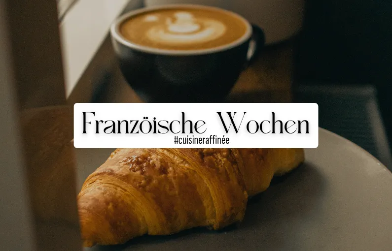 Kaffeetasse und Croissant, französische Wochen