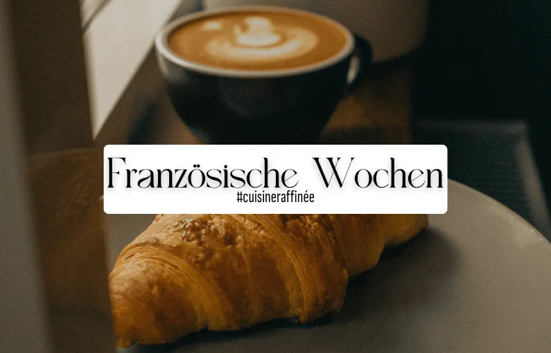 Kaffee und Croissant mit Text 'Französische Wochen'