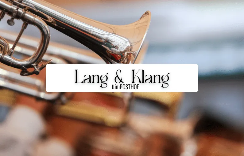 Lang & Klang Schriftzug mit Instrument im Hintergrund