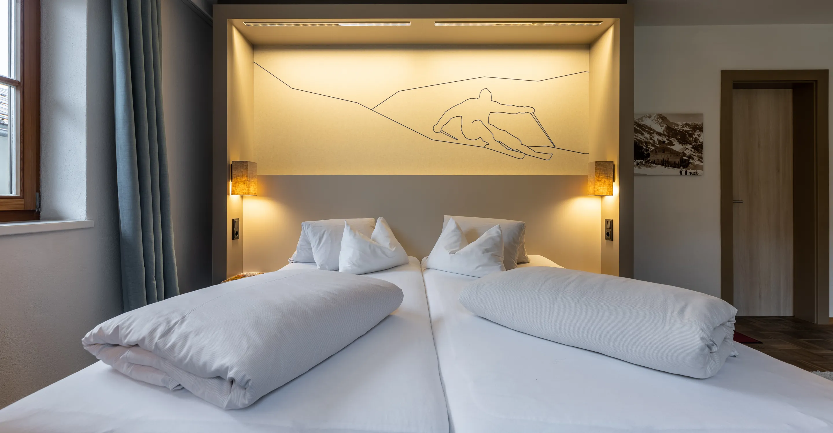 Schlafzimmer mit zwei Kissen und beleuchtetem Kopfteil