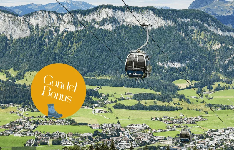 Seilbahngondeln über eine grüne Landschaft
